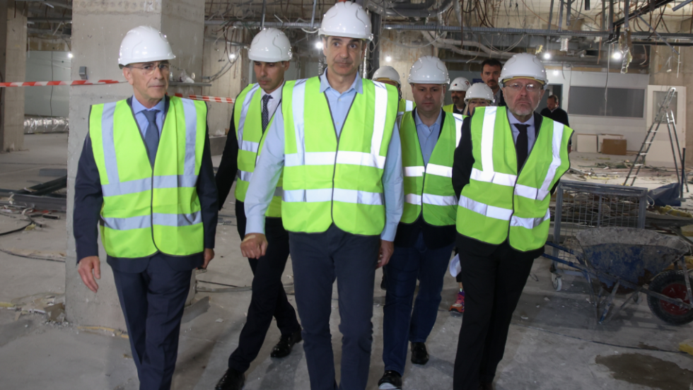 Ο πρωθυπουργός Κυριάκος Μητσοτάκης επιθεωρεί εργοτάξιο στο «Αττικό» Νοσοκομείο